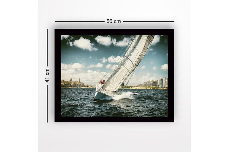 Innrammet trelerretsbilde - 41x56 cm - Seilbåt navigerer gjennom bølgene under en klar himmel - Blå / Hvit / Grå - Innredning - Bilder & kunst