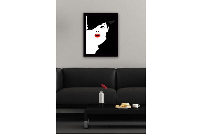 Innrammet trelerretsbilde - 41x56 cm - Stilisert portrett av en kvinne med hatt og rød leppestift - Svart / Hvit / Rød - Innredning - Bilder & kunst