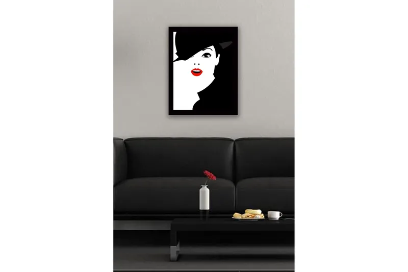 Innrammet trelerretsbilde - 41x56 cm - Stilisert portrett av en kvinne med hatt og rød leppestift - Svart / Hvit / Rød - Innredning - Bilder & kunst