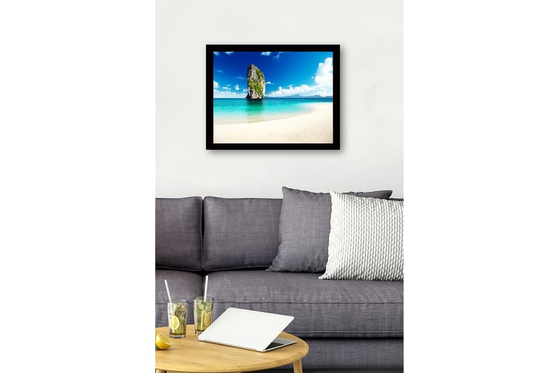 Innrammet trelerretsbilde - 41x56 cm - Storslått klippe som stiger opp fra det turkise havet - Turkis / Blå / Grønn - Innredning - Bilder & kunst