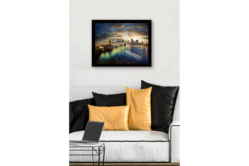 Innrammet trelerretsbilde - 41x56 cm - Storslått utsikt over en by i skumringen med en bro som spenner over vannet - Blå / Gull / Grønn - Innredning - Bilder & kunst