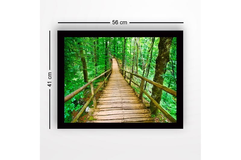 Innrammet trelerretsbilde - 41x56 cm - Trebro som slynger seg gjennom en frodig skog - Grønn / Brun - Innredning - Bilder & kunst