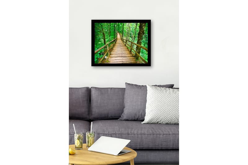 Innrammet trelerretsbilde - 41x56 cm - Trebro som slynger seg gjennom en frodig skog - Grønn / Brun - Innredning - Bilder & kunst