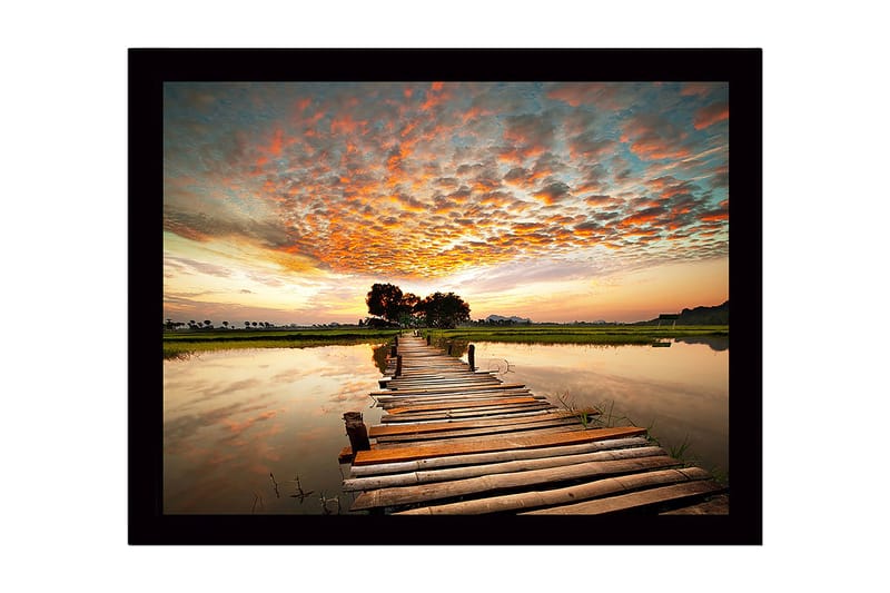 Innrammet trelerretsbilde - 41x56 cm - Vakker brygge som strekker seg over rolig vann ved solnedgang - Oransje / Blå / Grønn - Innredning - Bilder & kunst