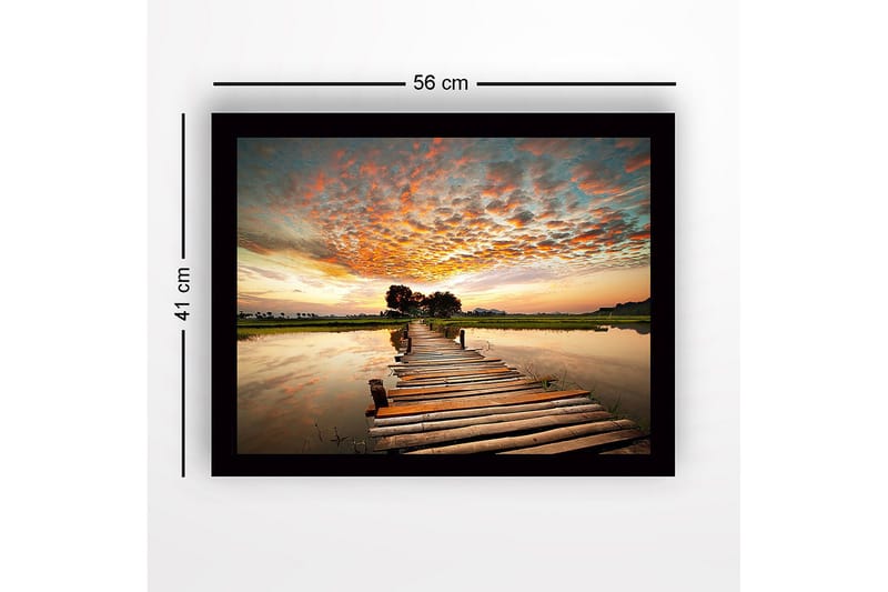 Innrammet trelerretsbilde - 41x56 cm - Vakker brygge som strekker seg over rolig vann ved solnedgang - Oransje / Blå / Grønn - Innredning - Bilder & kunst