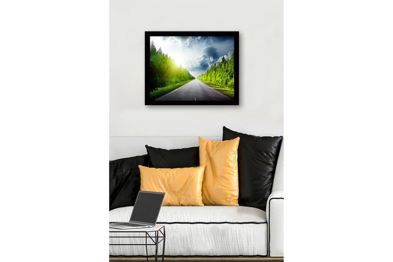 Innrammet trelerretsbilde - 41x56 cm - Vakker landevei omgitt av frodige trær og en lys himmel - Grønn / Blå / Gul - Innredning - Bilder & kunst