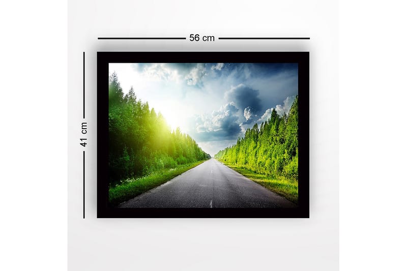 Innrammet trelerretsbilde - 41x56 cm - Vakker landevei omgitt av frodige trær og en lys himmel - Grønn / Blå / Gul - Innredning - Bilder & kunst