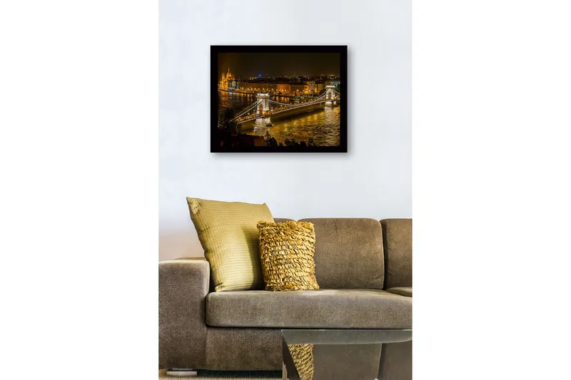 Innrammet trelerretsbilde - 41x56 cm - Vakker nattutsikt over Kjedebroen i Budapest med glitrende bylys - Gull / Mørk blå / Grå - Innredning - Bilder & kunst