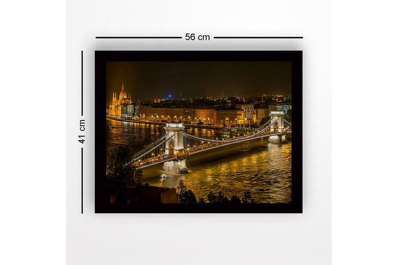 Innrammet trelerretsbilde - 41x56 cm - Vakker nattutsikt over Kjedebroen i Budapest med glitrende bylys - Gull / Mørk blå / Grå - Innredning - Bilder & kunst