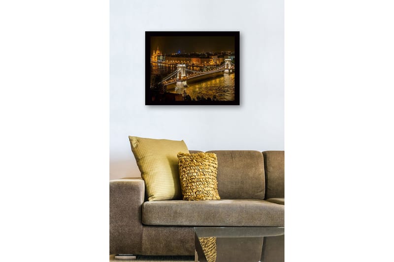 Innrammet trelerretsbilde - 41x56 cm - Vakker nattutsikt over Kjedebroen i Budapest med glitrende bylys - Gull / Mørk blå / Grå - Innredning - Bilder & kunst