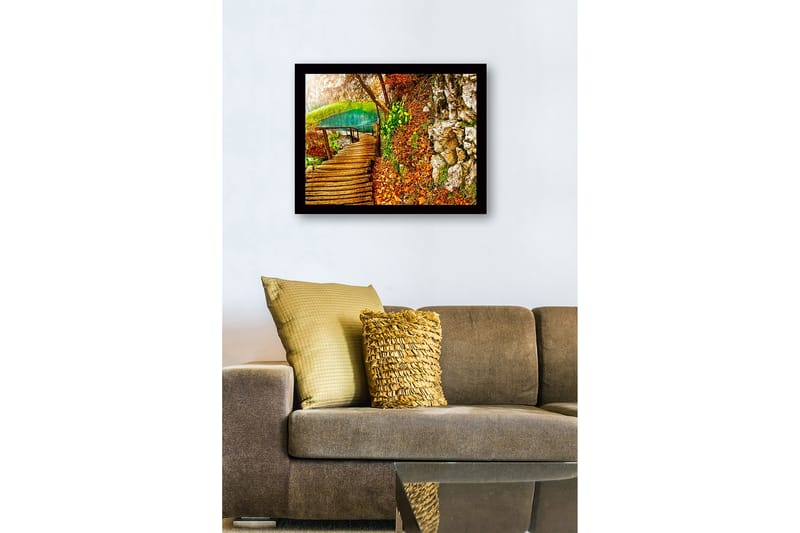 Innrammet trelerretsbilde - 41x56 cm - Vakker skogssti ved en klar innsjø omgitt av høstfarger - Grønn / Oransje / Brun - Innredning - Bilder & kunst