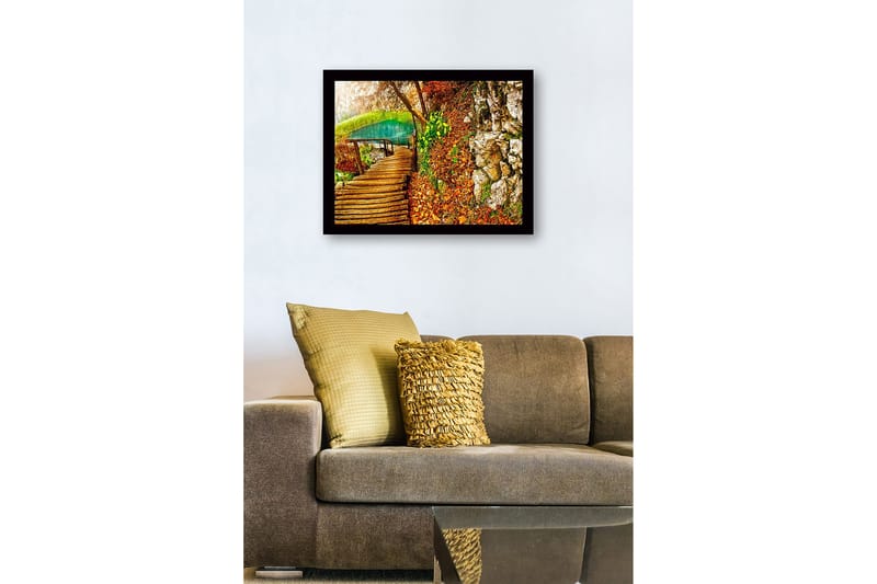 Innrammet trelerretsbilde - 41x56 cm - Vakker skogssti ved en klar innsjø omgitt av høstfarger - Grønn / Oransje / Brun - Innredning - Bilder & kunst
