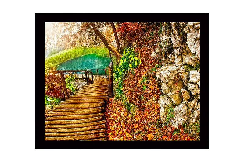 Innrammet trelerretsbilde - 41x56 cm - Vakker skogssti ved en klar innsjø omgitt av høstfarger, Grønn / Oransje / Brun