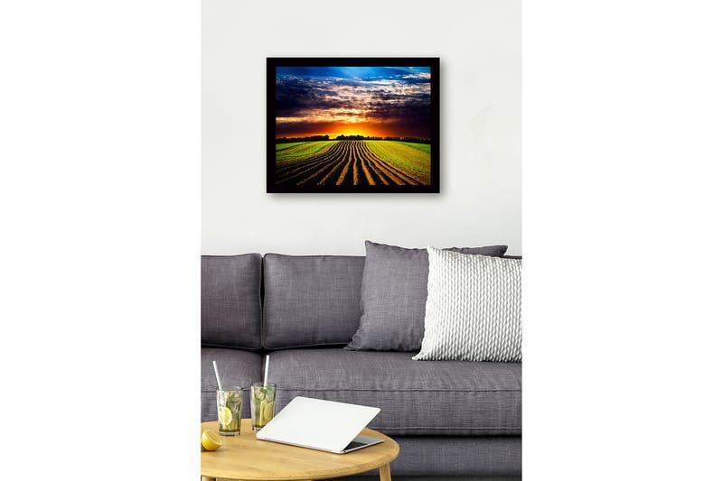Innrammet trelerretsbilde - 41x56 cm - Vakker solnedgang over et bølgende jorde med pløyde rader - Grønn / Oransje / Blå - Innredning - Bilder & kunst