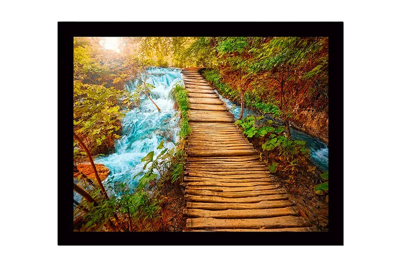 Innrammet trelerretsbilde - 41x56 cm - Vakker trebro som fører over en rislende bekk omgitt av frodig natur - Grønn / Blå / Brun - Innredning - Bilder & kunst