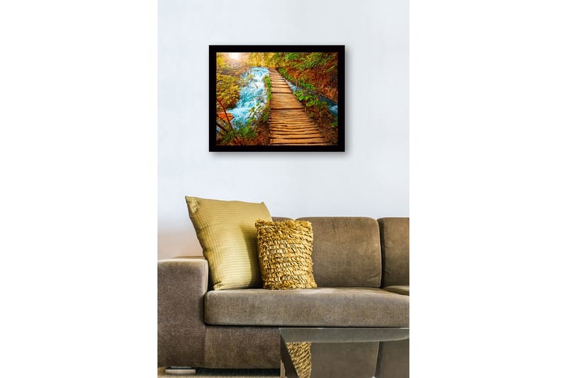 Innrammet trelerretsbilde - 41x56 cm - Vakker trebro som fører over en rislende bekk omgitt av frodig natur - Grønn / Blå / Brun - Innredning - Bilder & kunst