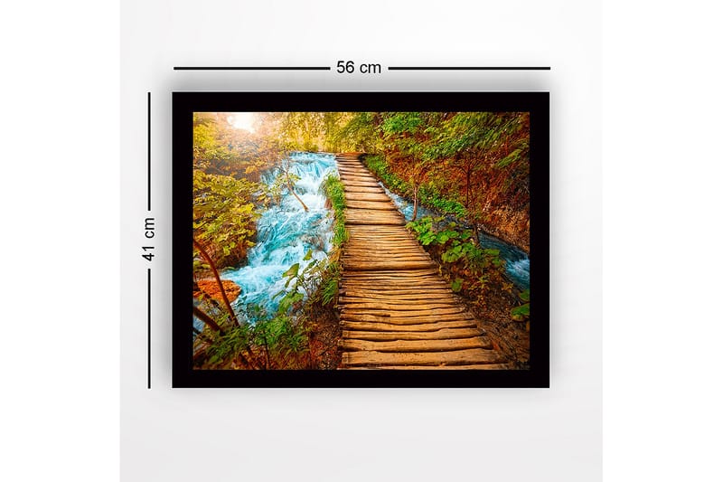 Innrammet trelerretsbilde - 41x56 cm - Vakker trebro som fører over en rislende bekk omgitt av frodig natur - Grønn / Blå / Brun - Innredning - Bilder & kunst