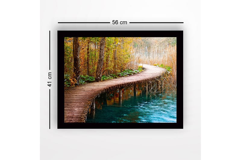 Innrammet trelerretsbilde - 41x56 cm - Vakker trebro som slynger seg gjennom en høstskog - Grønn / Oransje / Blå - Innredning - Bilder & kunst