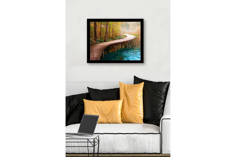 Innrammet trelerretsbilde - 41x56 cm - Vakker trebro som slynger seg gjennom en høstskog - Grønn / Oransje / Blå - Innredning - Bilder & kunst