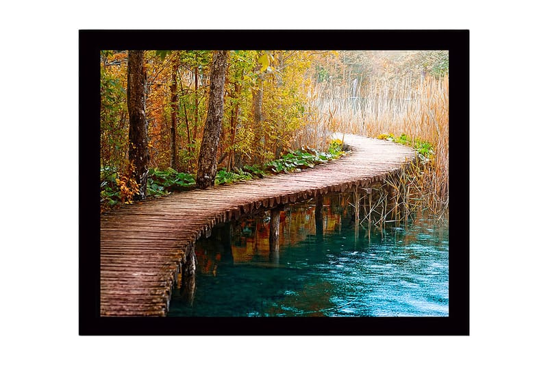 Innrammet trelerretsbilde - 41x56 cm - Vakker trebro som slynger seg gjennom en høstskog, Grønn / Oransje / Blå