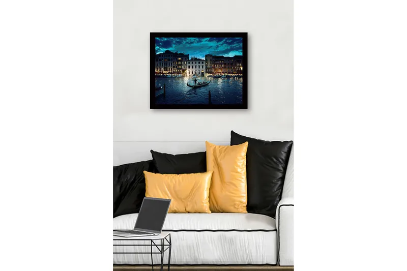 Innrammet trelerretsbilde - 41x56 cm - Vakker utsikt over en gondolbane på en kanal i Venezia om kvelden - Mørk blå / Grå / Gyllen - Innredning - Bilder & kunst