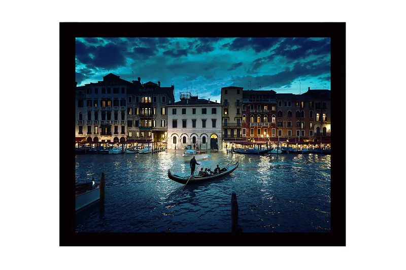 Innrammet trelerretsbilde - 41x56 cm - Vakker utsikt over en gondolbane på en kanal i Venezia om kvelden - Mørk blå / Grå / Gyllen - Innredning - Bilder & kunst