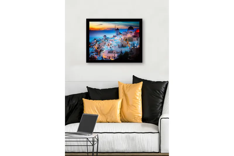 Innrammet trelerretsbilde - 41x56 cm - Vakker utsikt over en gresk landsby med hvite hus og en vindmølle ved solnedgang - Hvit / Blå / Oransje - Innredning - Bilder & kunst