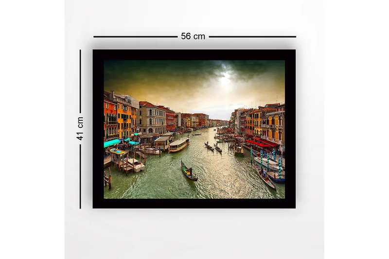 Innrammet trelerretsbilde - 41x56 cm - Vakker utsikt over en kanal i Venezia med fargerike bygninger og gondoler - Grønn / Oransje / Blå - Innredning - Bilder & kunst