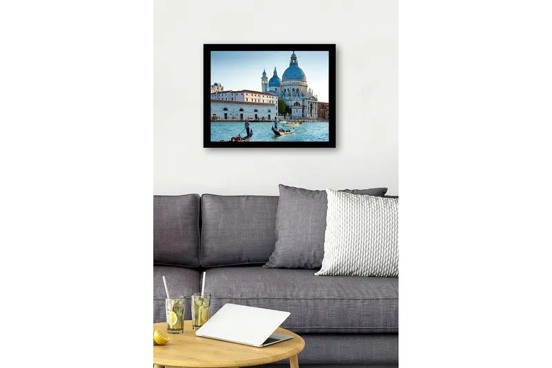 Innrammet trelerretsbilde - 41x56 cm - Vakker utsikt over venetianske gondoler i en historisk bygning - Blå / Hvit / Grå - Innredning - Bilder & kunst