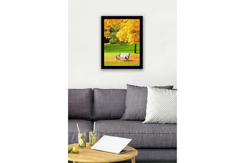 Innrammet trelerretsbilde - 41x56 cm - Vakker parkbenk omgitt av gyldne høstblader - Gull / Grønn / Svart - Innredning - Bilder & kunst