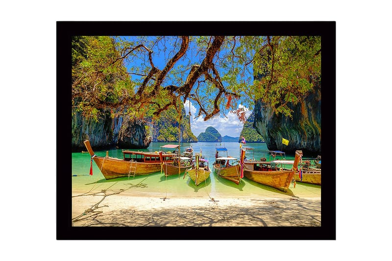 Innrammet trelerretsbilde - 41x56 cm - Vakre langbåter på en tropisk strand med fjellformasjoner i bakgrunnen - Grønn / Blå / Brun - Innredning - Bilder & kunst