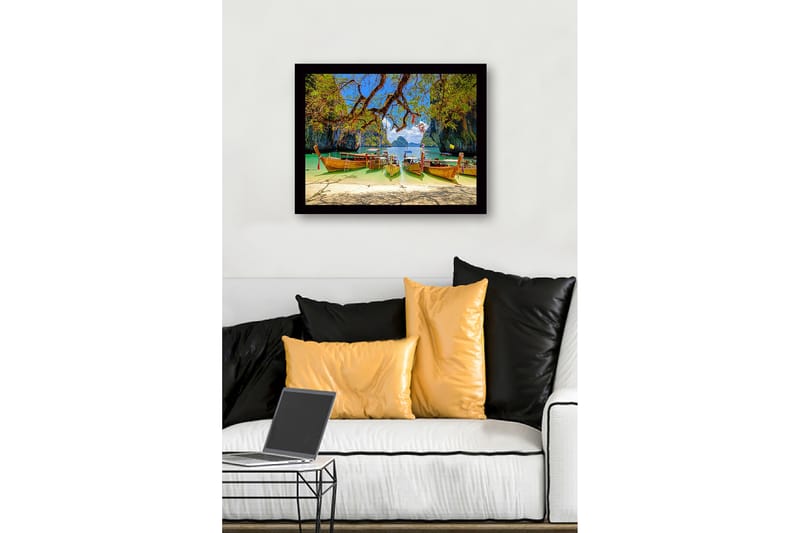 Innrammet trelerretsbilde - 41x56 cm - Vakre langbåter på en tropisk strand med fjellformasjoner i bakgrunnen - Grønn / Blå / Brun - Innredning - Bilder & kunst