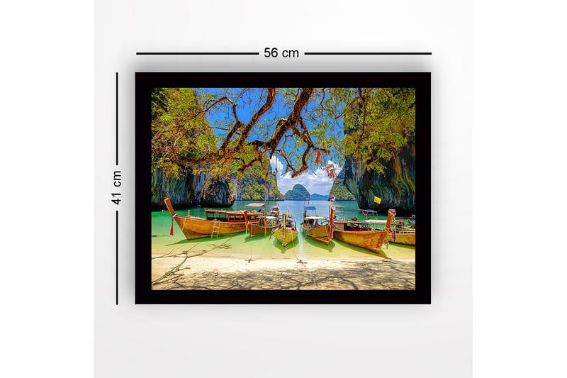 Innrammet trelerretsbilde - 41x56 cm - Vakre langbåter på en tropisk strand med fjellformasjoner i bakgrunnen - Grønn / Blå / Brun - Innredning - Bilder & kunst
