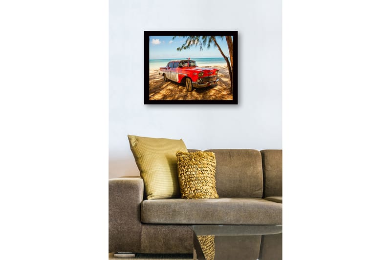 Innrammet trelerretsbilde - 41x56 cm - Veteranbil på stranden med tropisk bakgrunn - Rød / Grå / Svart - Innredning - Bilder & kunst