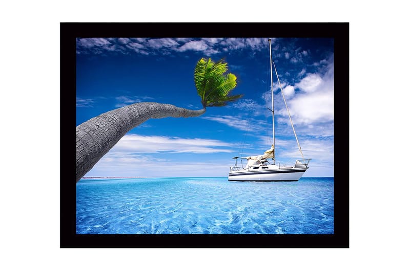 Innrammet trelerretsbilde - 41x56 cm - Palmer som strekker seg over en seilbåt i klart blått vann - Blå / Grønn / Hvit - Innredning - Bilder & kunst