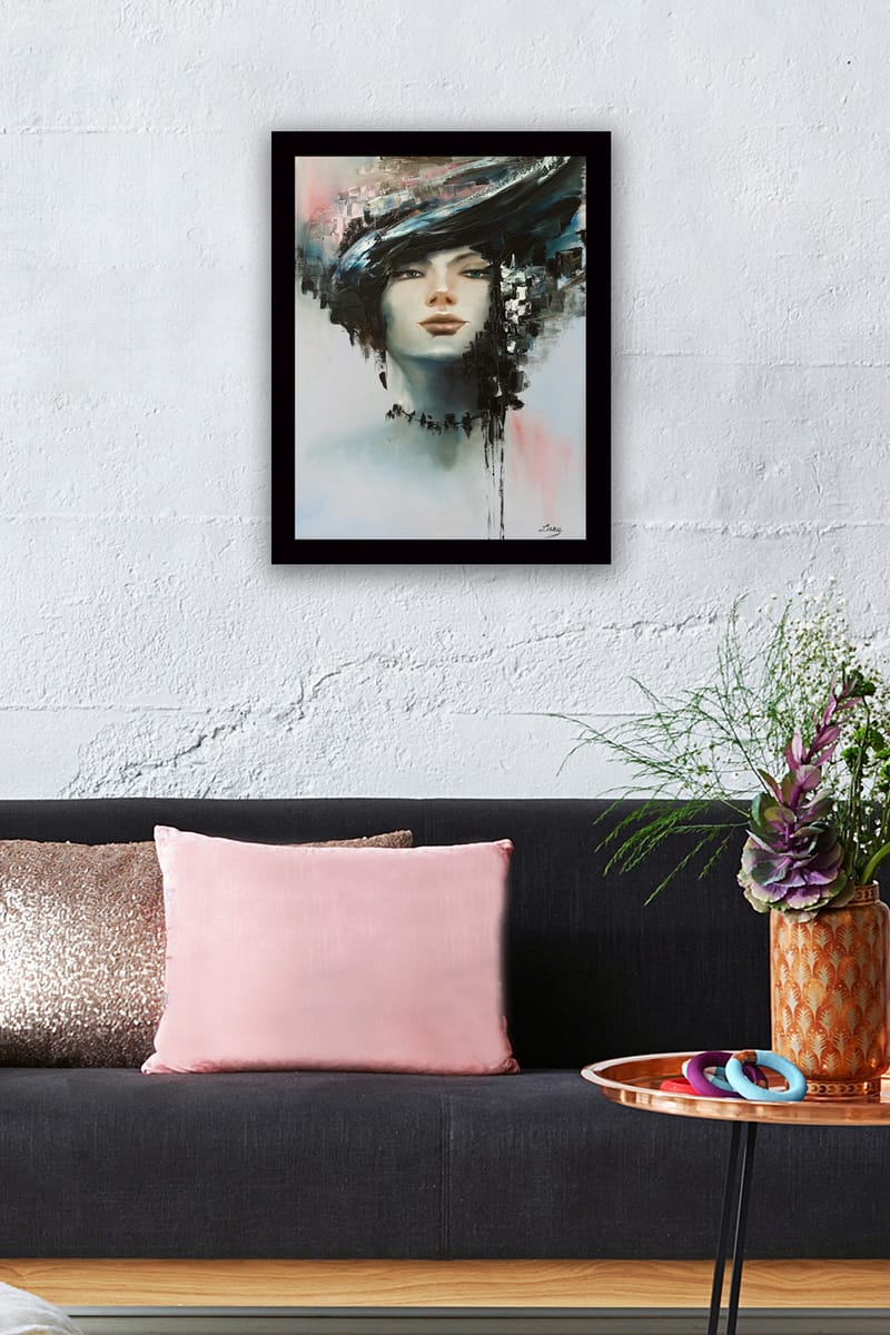 Innrammet trelerretsbilde - 41x56 cm - Portrett av en kvinne med dramatisk frisyre - Svart / Hudtone / Lyseblå - Innredning - Bilder & kunst