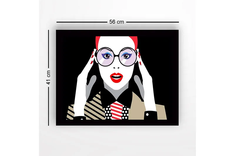 Innrammet trelerretsbilde - 41x56 cm - Portrett av en kvinne med store briller og rød leppestift - Rød / Svart / Hvit - Innredning - Bilder & kunst