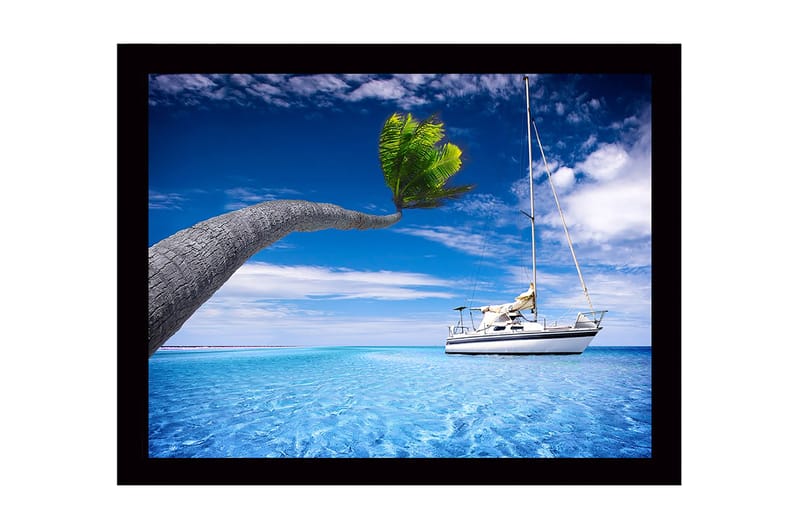 Innrammet trelerretsbilde - 41x56 cm - Palmer som strekker seg over en seilbåt i klart blått vann - Blå / Grønn / Hvit - Innredning - Bilder & kunst