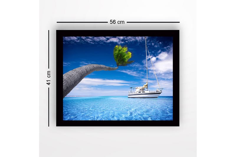 Innrammet trelerretsbilde - 41x56 cm - Palmer som strekker seg over en seilbåt i klart blått vann - Blå / Grønn / Hvit - Innredning - Bilder & kunst