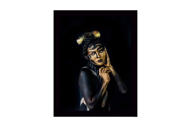 Innrammet trelerretsbilde - 41x56 cm - Portrett av en kvinne med detaljert ansiktsmaling og elegant frisyre - Svart / Gull / Beige - Innredning - Bilder & kunst