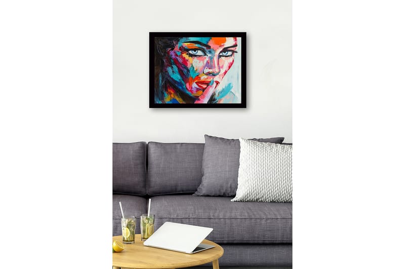 Innrammet trelerretsbilde - 41x56 cm - Portrett av en kvinne med en mystisk gest - Blå / Rød / Rosa - Innredning - Bilder & kunst