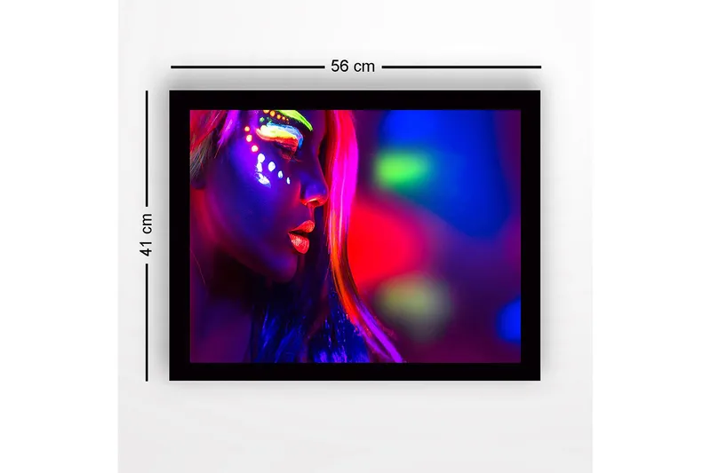 Innrammet trelerretsbilde - 41x56 cm - Portrett av en kvinne med neonsminke og sterke farger - Lilla / Rosa / Grønn - Innredning - Bilder & kunst