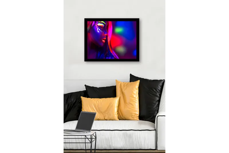 Innrammet trelerretsbilde - 41x56 cm - Portrett av en kvinne med neonsminke og sterke farger - Lilla / Rosa / Grønn - Innredning - Bilder & kunst