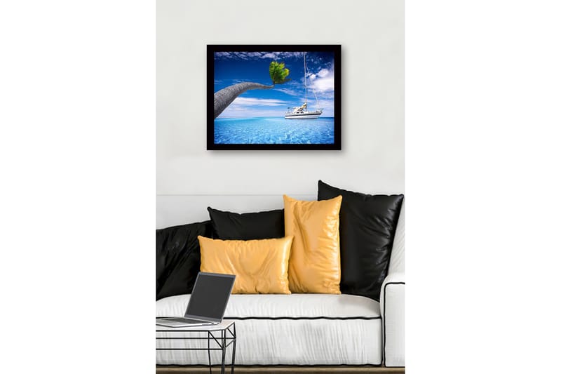 Innrammet trelerretsbilde - 41x56 cm - Palmer som strekker seg over en seilbåt i klart blått vann - Blå / Grønn / Hvit - Innredning - Bilder & kunst
