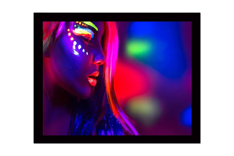 Innrammet trelerretsbilde - 41x56 cm - Portrett av en kvinne med neonsminke og sterke farger - Lilla / Rosa / Grønn - Innredning - Bilder & kunst