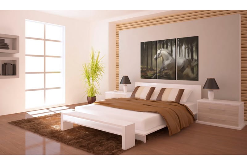 Bilde A white horse in the middle of the trees 90x60 - Artgeist sp. z o. o. - Innredning - Bilder & kunst - Lerretsbilder