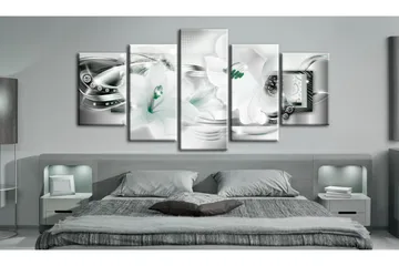 Bilde Lilies With Peppermint Accent 100x50 - Artgeist sp. z o. o. - Innredning - Bilder & kunst - Lerretsbilder