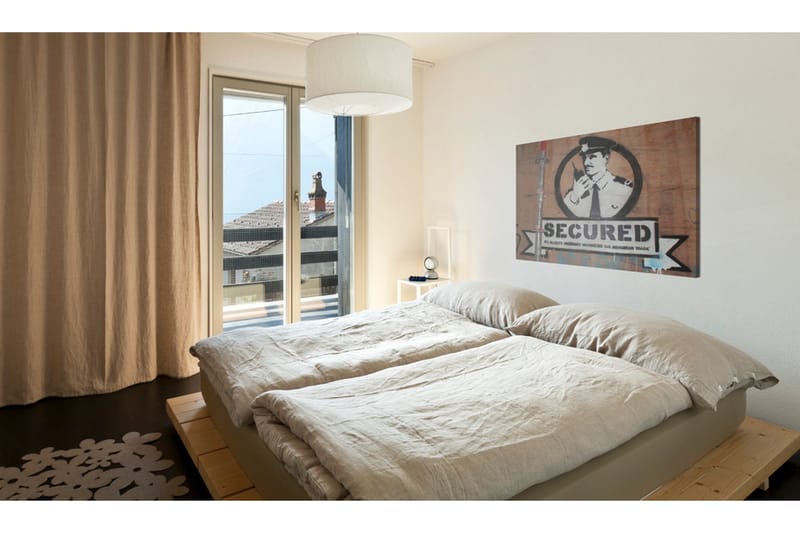 Bilde Secured Banksy 60x40 - Artgeist sp. z o. o. - Innredning - Bilder & kunst - Lerretsbilder