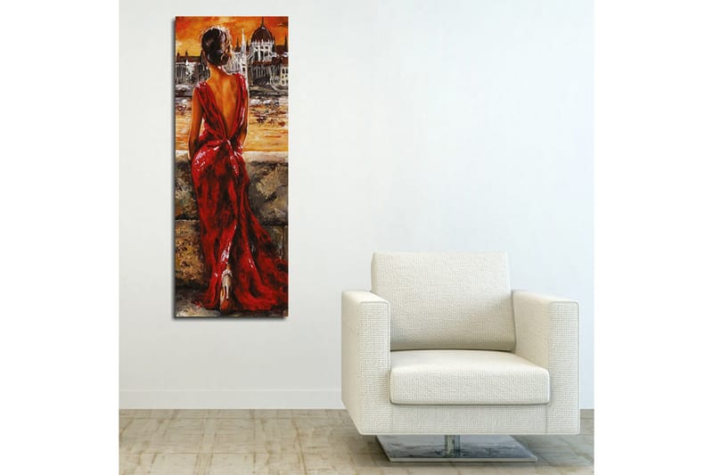 Lerretsbilde 30x80 cm - Kvinne i rød kjole som ser ut over en by ved solnedgang - Rød / Oransje / Beige - Innredning - Bilder & kunst - Lerretsbilder