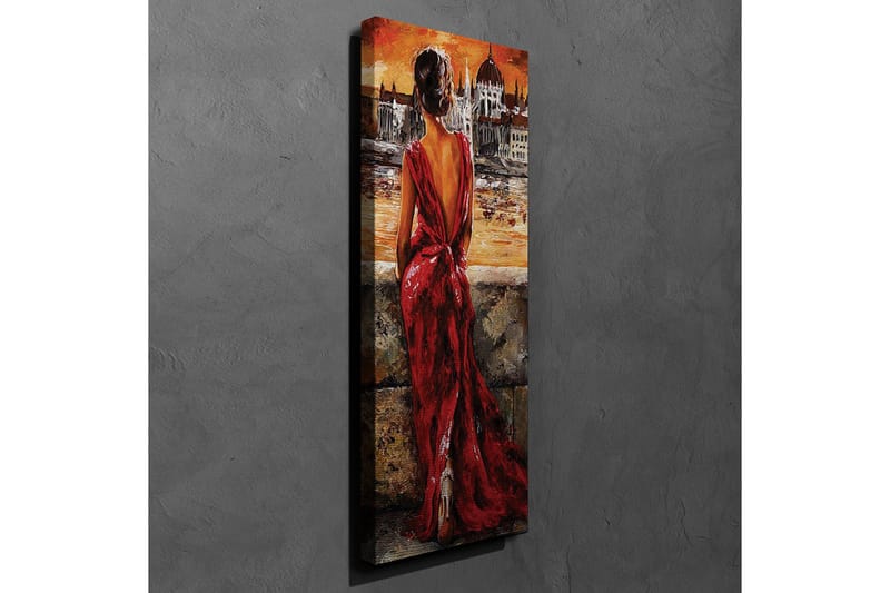 Lerretsbilde 30x80 cm - Kvinne i rød kjole som ser ut over en by ved solnedgang - Rød / Oransje / Beige - Innredning - Bilder & kunst - Lerretsbilder